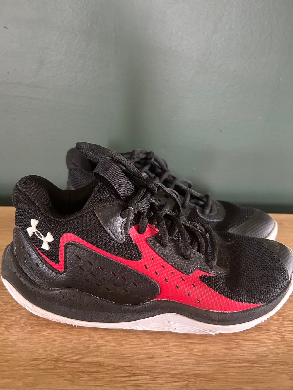 Under Armour Kids Black and Red Lace-Up Sneakers Sz.3